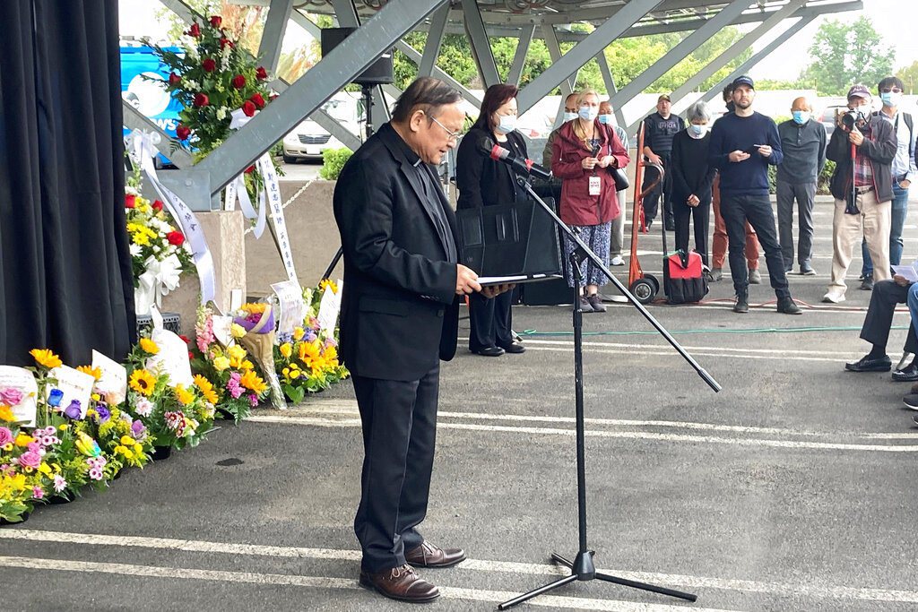 2022年5月21日，爾灣台灣長老教會牧師李輔仁（Pastor Albany Lee）在紀念會上致詞。 圖／美聯社