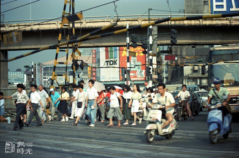 政府為改善台北市西門鬧區交通問題，自民國四十七年起進行研究規劃，共提出「維持原狀...