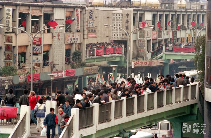 街景，圖為台北中華商場附近人行天橋上站滿了觀看遊行隊伍的民眾。日期：1992/1...