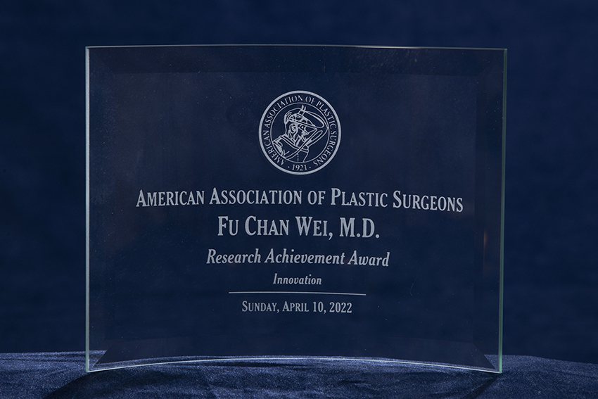 魏福全教授獲頒美國整形外科醫師協會首座「創新研究成就獎」。 長庚大學/提供