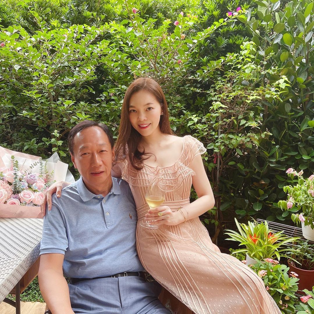 曾馨瑩(右)跟郭台銘結婚14年。圖／摘自IG