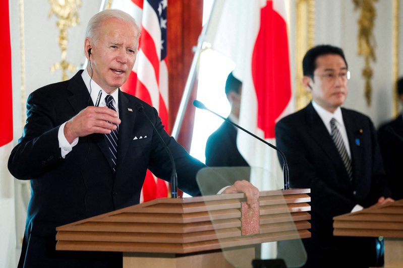 美國總統拜登（左）與日本首相岸田文雄（右）廿三日在東京赤坂離宮舉行會談後，召開聯合記者會發布聯合聲明。路透
