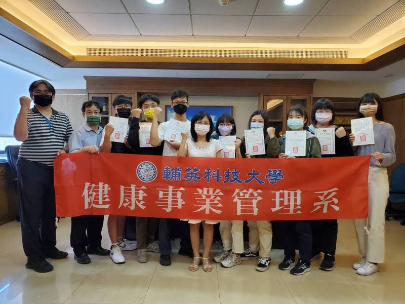 輔英科大校長林惠賢（中）鼓勵通過疾病分類師證照的健管系學生。圖／輔英科大提供