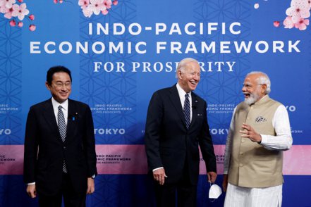 美國總統拜登（中）23日在東京宣布成立「印太經濟架構」（IPEF），日本首相岸田文雄（左）與印度總理莫迪一起參加發布會。  路透