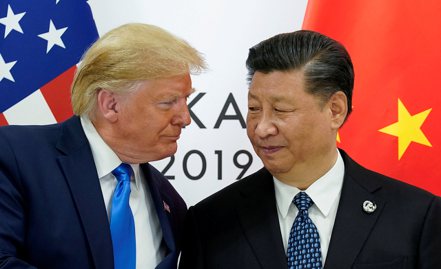 前美國總統川普（左）與中國大陸國家主席習近平。這是兩人於2019年6月29日在日本大阪舉行的G20領袖峰會中所拍攝的照片。   路透