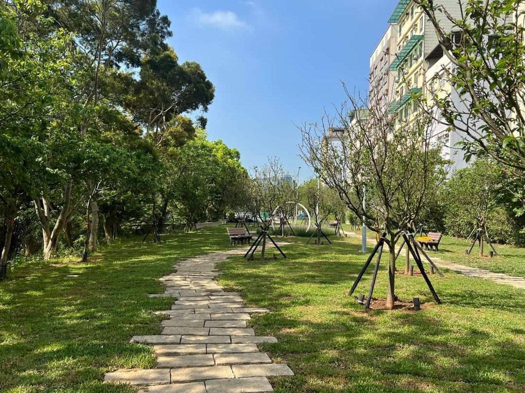 世界先進公司為新竹市櫻花公園植樹換裝。公司提供