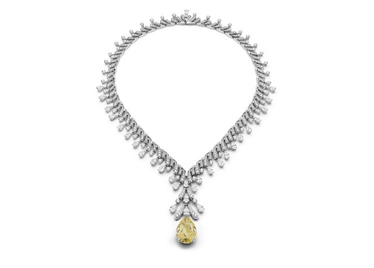 卡拉布妮配戴的寶格麗BVLGARI MAGNIFICA系列頂級黃鑽與鑽石項鍊，鉑金鑲嵌1顆FIY VVS1 重約18.88克拉梨形切割黃鑽、鑽石。圖／寶格麗提供