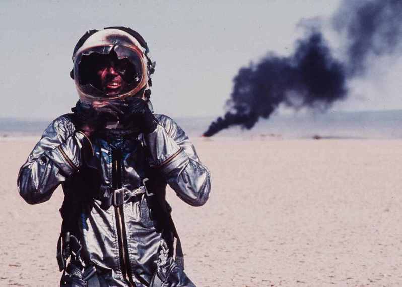 湯姆克魯斯在捍衛戰士續集擔任試飛員，飛機失事墬毀，跳傘逃生。1983年的電影太空先鋒也有空軍試飛員測試飛行高度時，飛機墬毀，跳傘逃生的場景（圖），兩者頗為神似。圖／翻攝自網路