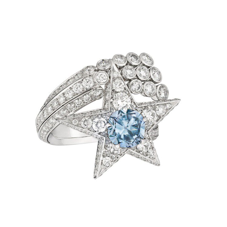 Comète Volute戒指為系列中唯一採用藍鑽之作，鉑金鑲嵌鑽石及約1.6...