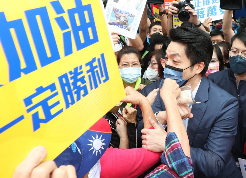 國民黨中常會今天通過提名徵召立委蔣萬安（右）參選台北市長，大批支持者在國民黨門口爭相為蔣萬安加油打氣。記者潘俊宏／攝影