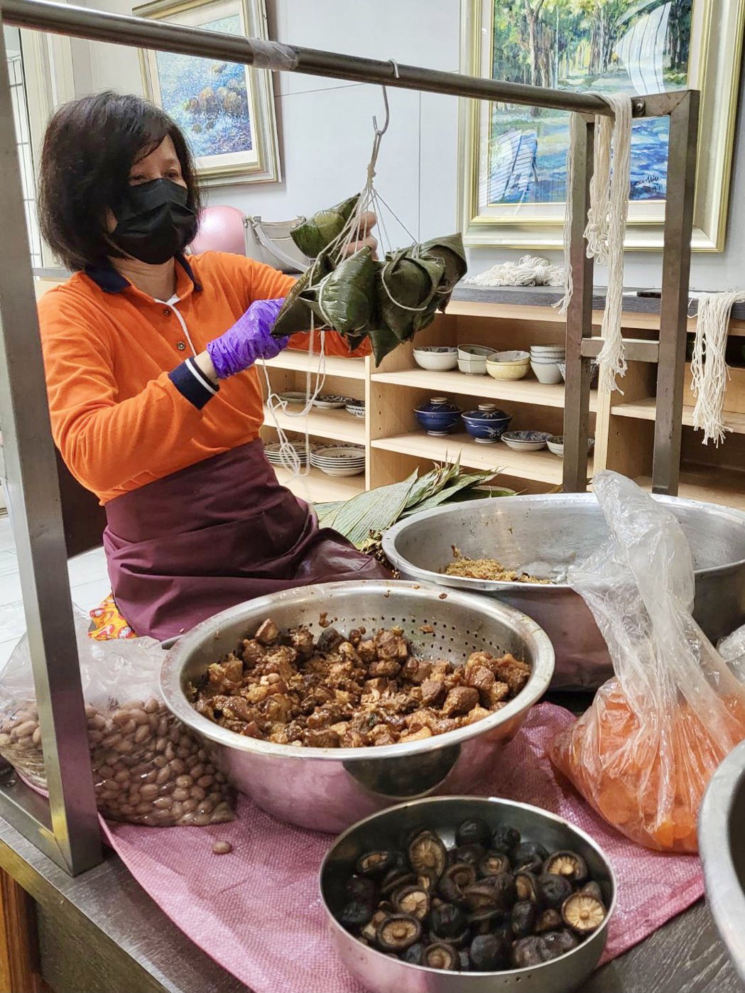 雙漁堂長年推出的有滿漢干貝粽及招牌滷肉粽，個頭很大且內餡飽滿。記者宋健生/攝影