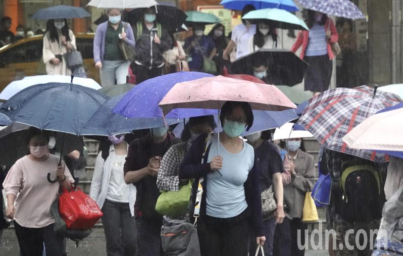 中央氣象局發布15縣市大雨特報，大台北地區ㄧ整天雨勢不斷，直到下班時間又遇大雨傾盆，街頭一片傘海。記者林俊良／攝影