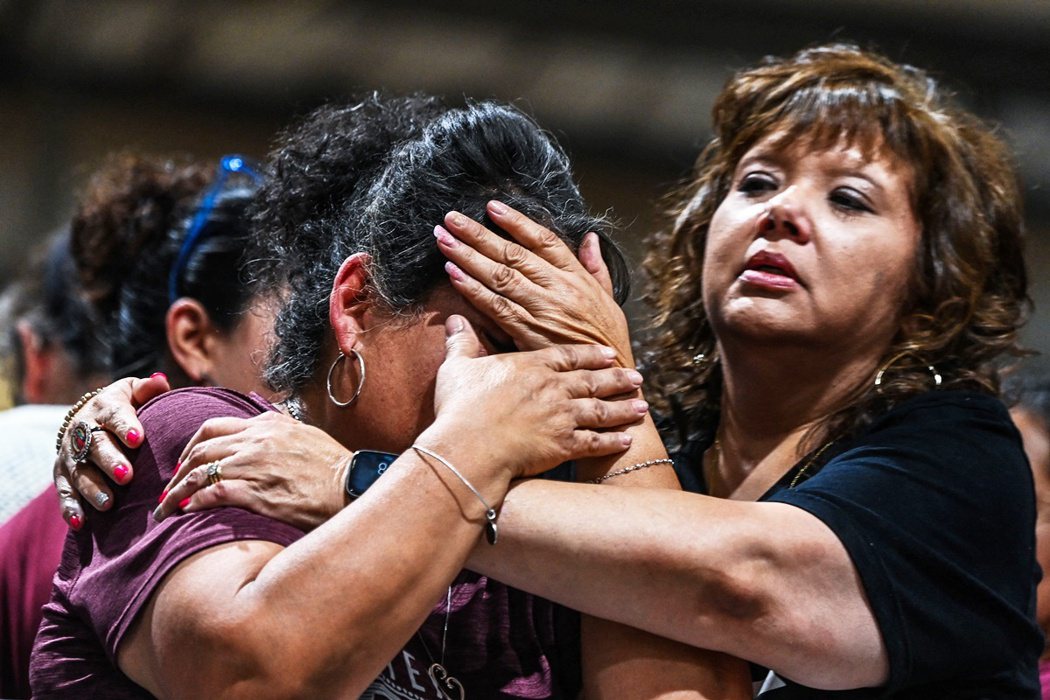 5月25日，一名婦女在德州槍擊案的守夜活動哭泣 圖／法新社