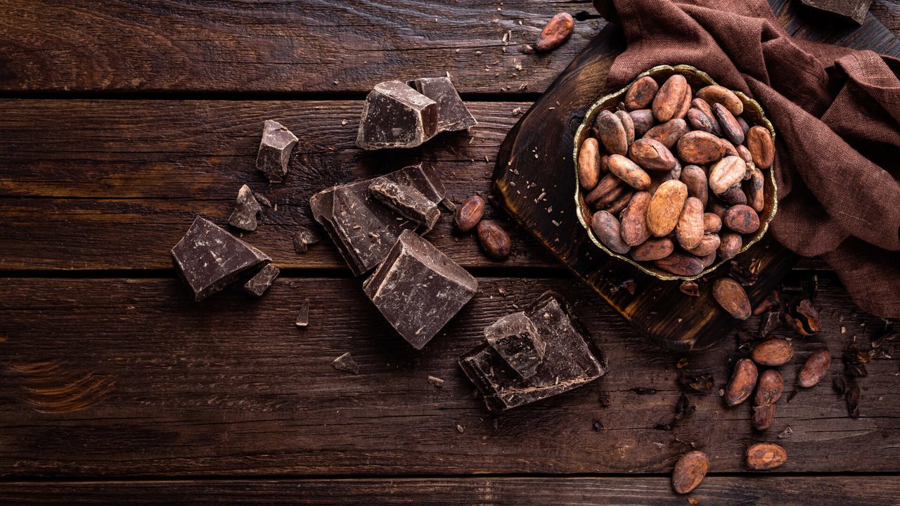 黑巧克力與「改變情緒」有關，可能為可可中的「色胺酸」有助大腦合成「血清素」，進而...