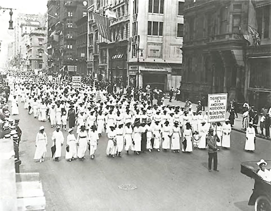 因種族歧視而來的私刑暴力存在已久，圖為1917年7月，NAACP在紐約街頭舉行反...