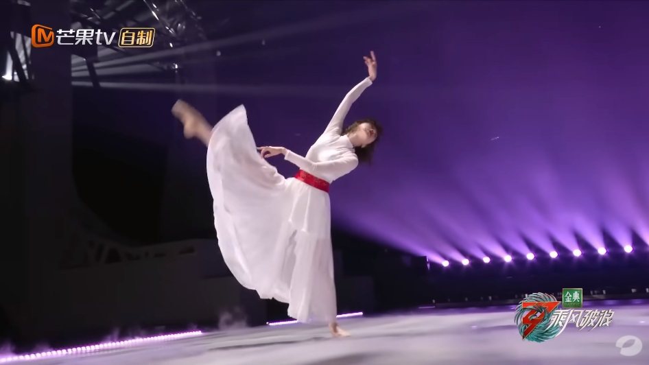 吳謹言在《乘風破浪》中跳芭蕾舞。圖／擷自YouTube