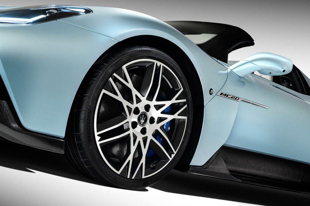 以羅馬數字「XX (20)」為靈感設計的鋁圈。 摘自Maserati