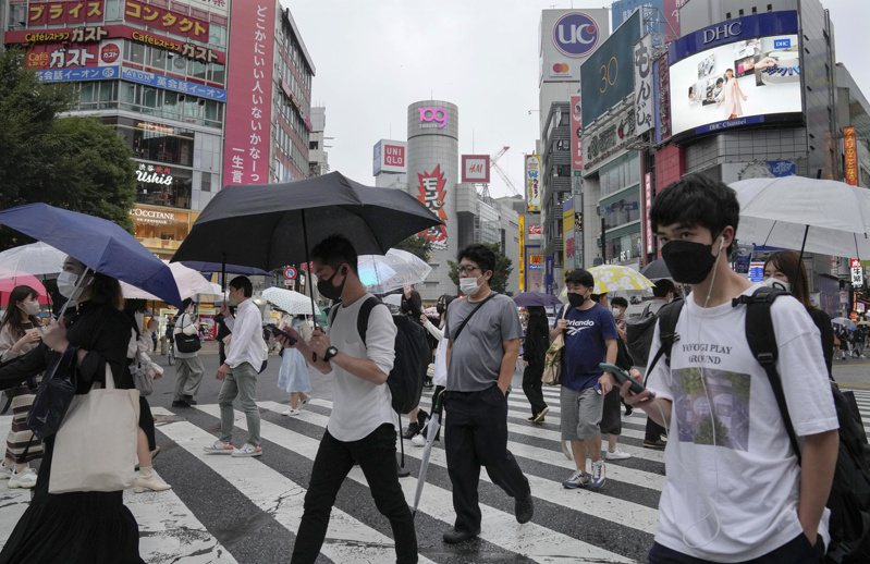 日本首相岸田文雄26日宣布，自下月10日起開放外國觀光團入境，這是疫情爆發後，時隔約兩年日本恢復開放觀光。 圖／歐新社資料照