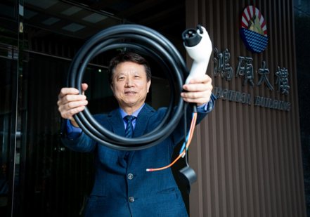 圖／鴻碩董事長張利榮拿著自家充電線材，將未來成長動能寄託車用市場。池孟諭攝