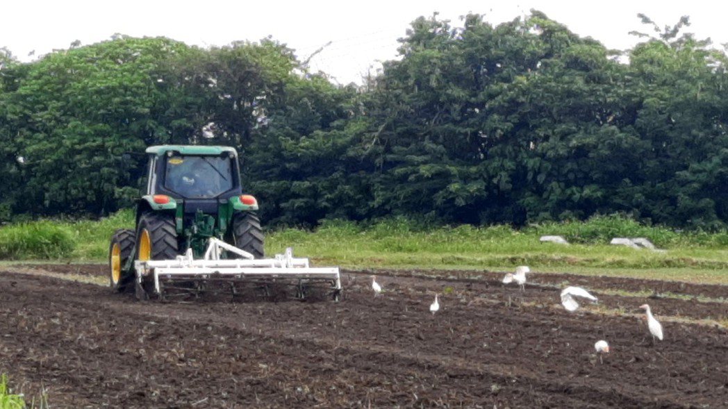 參訓學員於農場操作對土地友善並降低碳排汙染犁耙整地情形。 明道大學/提供。