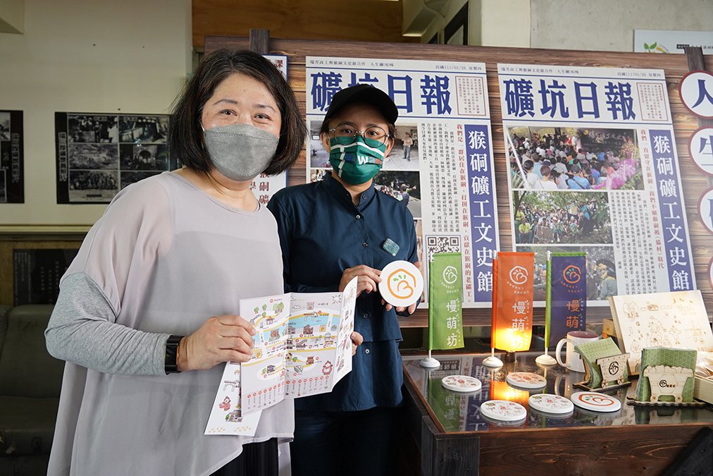 醒吾科大商業設計系主任胡毓賢(右)與老師王明珠展示由系上學生所設計的文創商品。