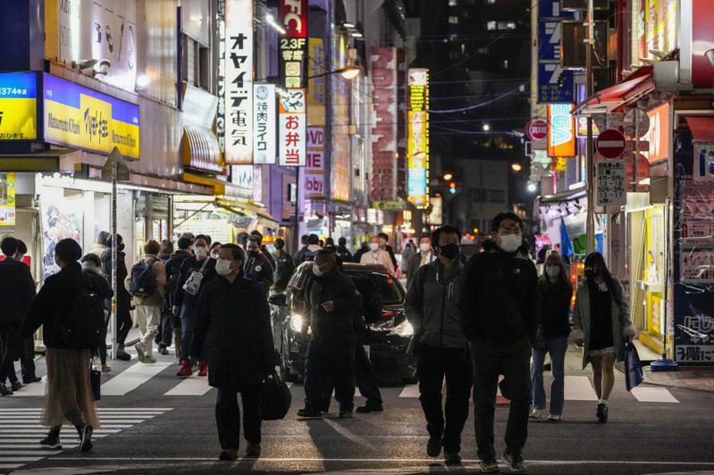 日本將從6月10日起，開放部分外國旅行團遊客入境，逐步解除持續近兩年的防疫入境觀光禁令，以振興日本的旅遊業。 美聯社