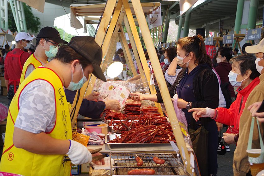 臺北傳統市場節年年邀請優秀攤商到會場設攤。 臺北市市場處/提供