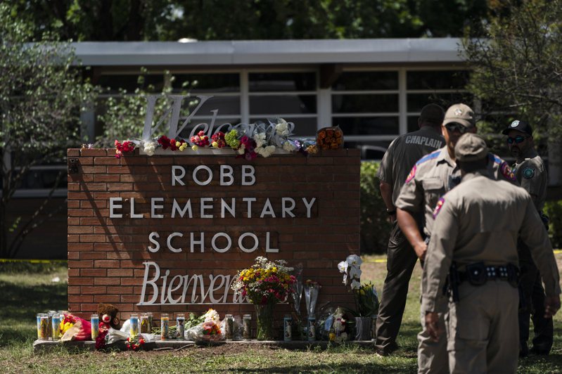 美國德州槍擊案釀多人死傷，目擊者表示，攻擊開始不久，警察就趕到現場，但即使旁觀者催促他們衝進學校，警察仍沒有動作。 美聯社