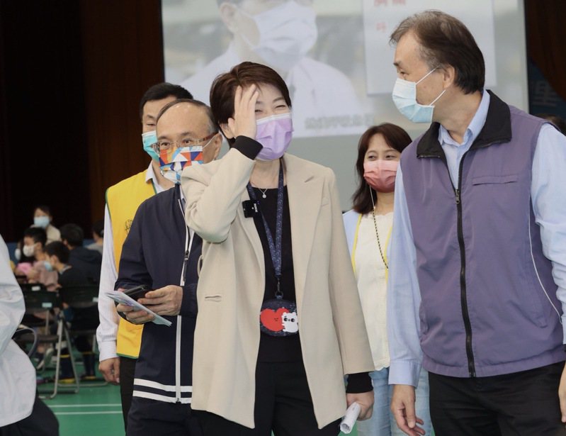 台北市副市長黃珊珊（中）上午前往位於大安區銘傳國小，視察兒童施打疫苗的狀況。記者黃義書／攝影