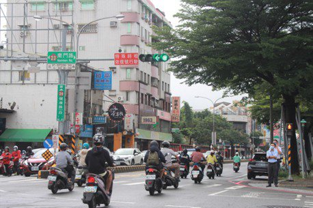 左轉先行「綠燈早開」號誌看不懂　台南新增說明告示牌