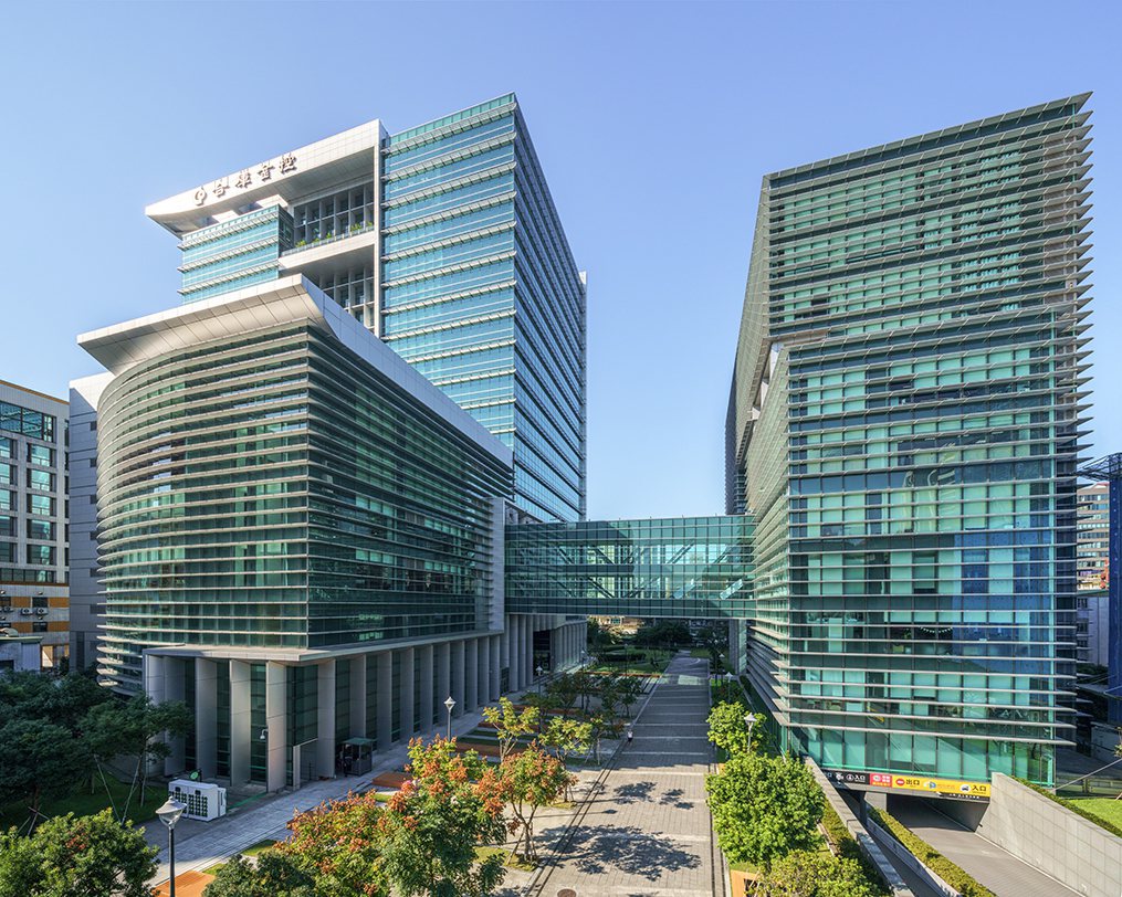 為降低自身營運之碳排放量，合作金庫銀行總行大樓採綠建築設計。合庫銀／提供
