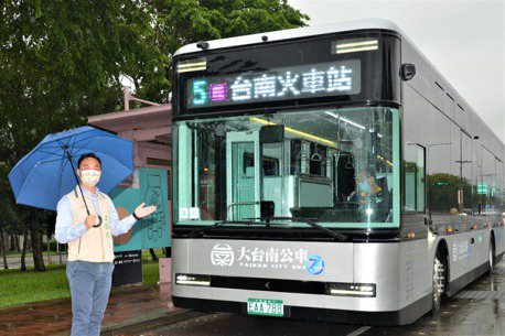 鴻海電動巴士加入大台南公車行列　台南第一輛Model T上路了！