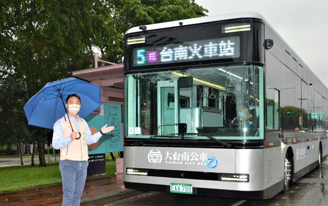智能科技電動巴士「Model T」加入大台南公車服務行列，已經上路亮相，目前試營運行駛市區5號，外觀沒有後照鏡。圖／取自運轉台南好交通臉書