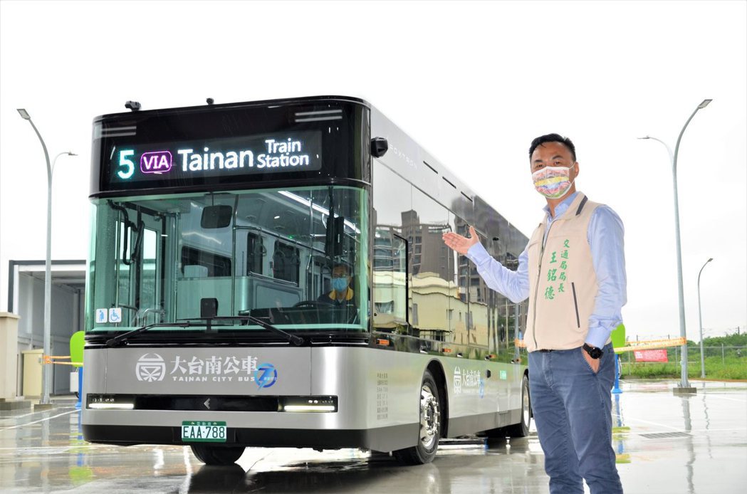 智能科技電動巴士「Model T」加入大台南公車服務行列，已經上路亮相，目前試營...