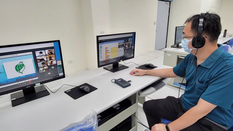 屏東大學副教授吳聲毅透過多台螢幕瞭解學生USR服務狀況。圖／屏東大學提供