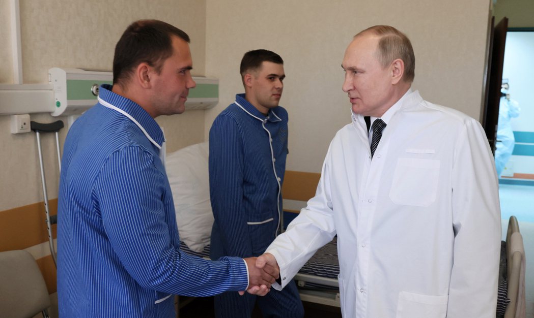 俄羅斯總統普亭與國防部長蕭依古（未入鏡）25日前往莫斯科的中央軍醫醫院，探視一些...