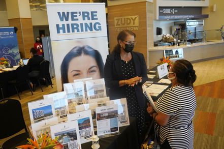 美國上周初次申領失業救濟金人數下滑，與勞動市場依然緊繃的現況吻合。圖／美聯社