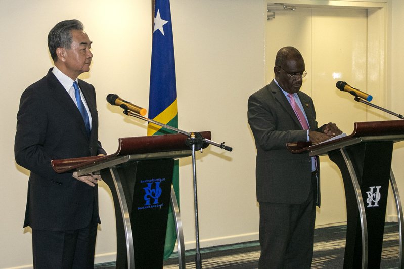 大陸國務委員兼外長王毅（左）廿六日抵達索羅門訪問，與索國外長馬內萊舉行聯合記者會。（美聯社）