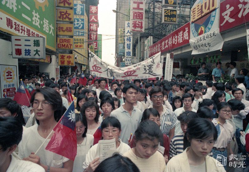 台北市南陽街的數千名補習班學生，不顧聯考當前，六日下午齊聚南陽街上，開會追悼在天...