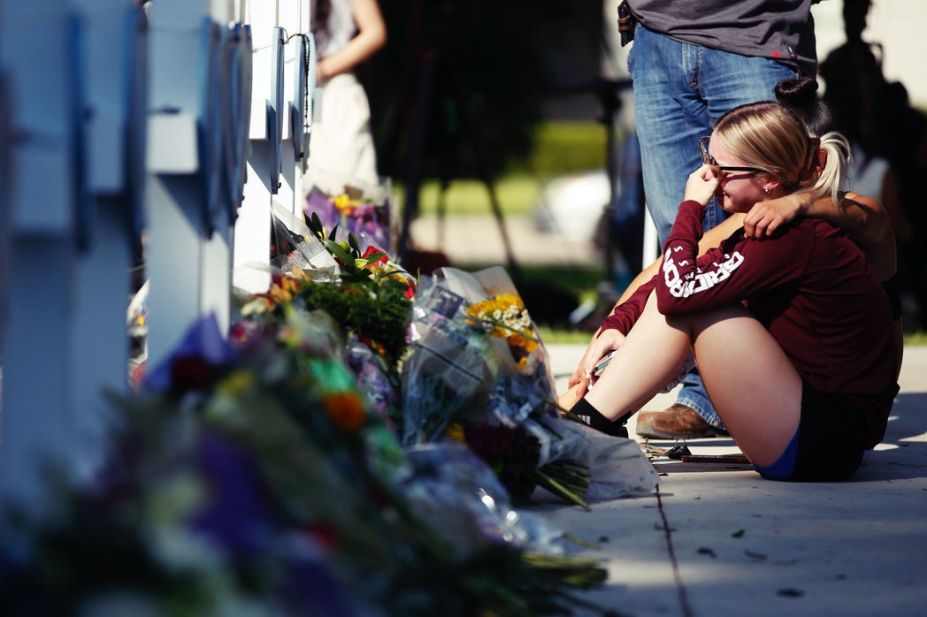 5月26日，一名婦女在遇害者的紀念碑前致意。 圖／美聯社 
