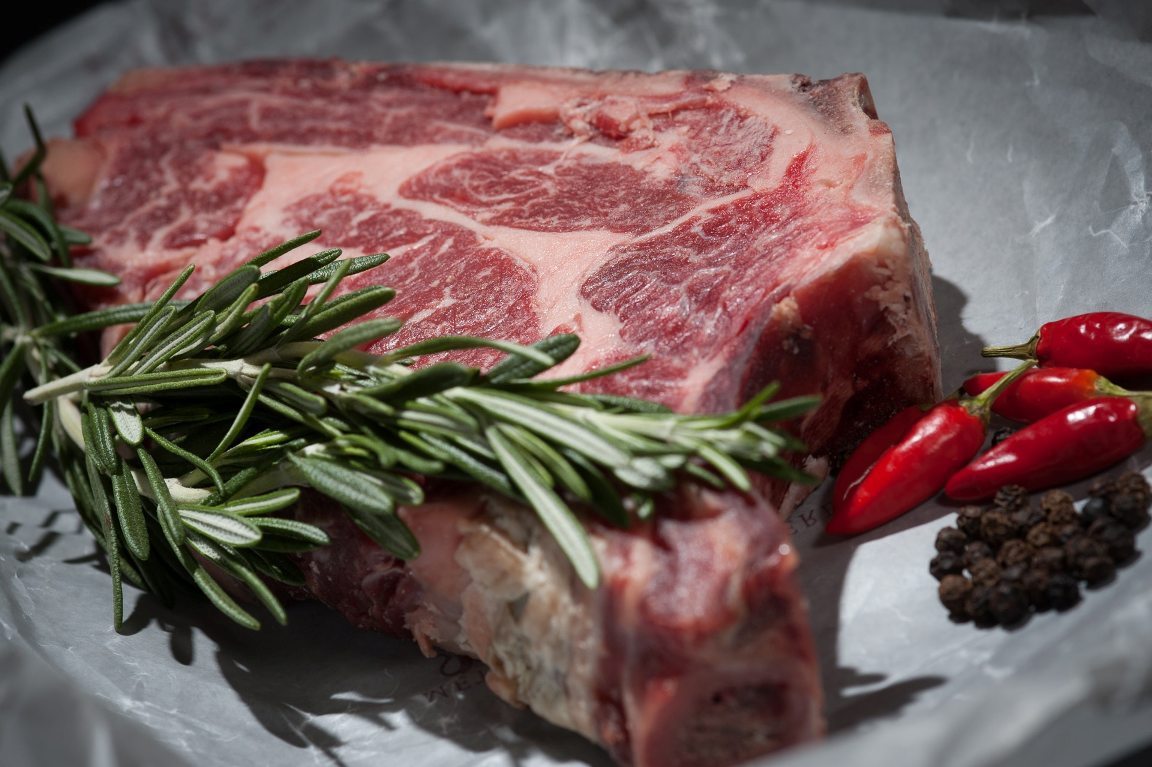 膽固醇過高的人，吃火鍋時建議盡量避免雪花牛、和牛、三層肉等油花太多的紅肉；建議可...