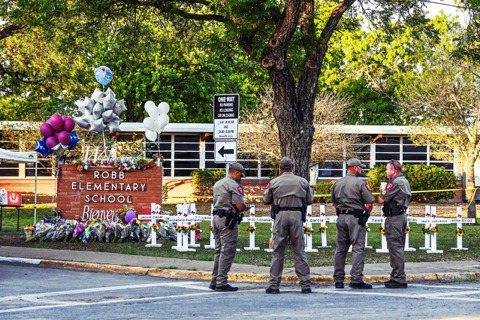 5月26日，警察們站在遇害者的紀念碑前。 圖／法新社