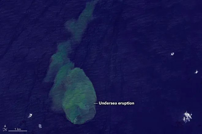 美國航太總署（NASA）拍到索羅門群島海底火山噴發。 （圖/取自NASA）