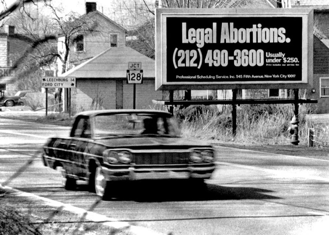 圖為1970年，賓州與紐約州交界處，一個寫著「合法墮胎」的街頭廣告牌。在「羅訴韋...