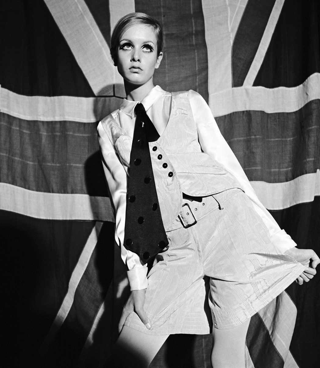 英國模特兒、歌手及演員崔姬穿著背心和短褲套裝，1966年。 © Photogra...
