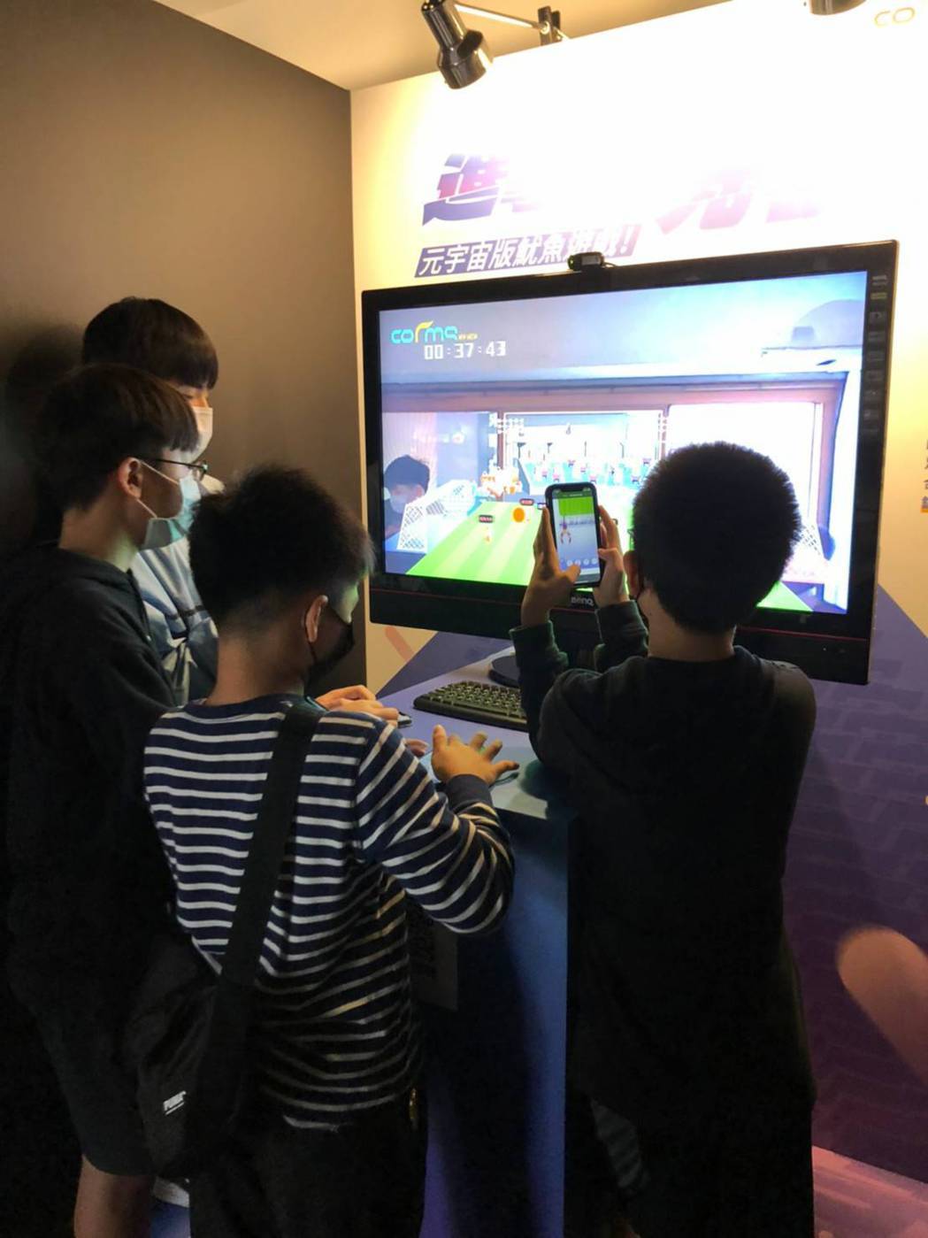 學童於「未來互動科技體驗展」展區內進行體驗。 TAVAR 協會/提供