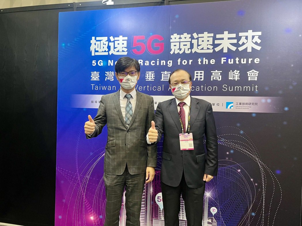 經濟部技術處處長邱求慧（左）、臺灣5G垂直應用聯盟會長王超群（右），在「臺灣5G...