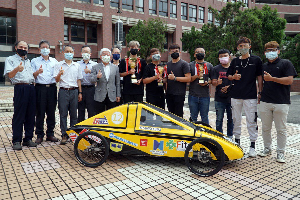 大葉大學代理校長顏鴻森(左五)恭喜Transform車隊奪冠。 校方/提供。