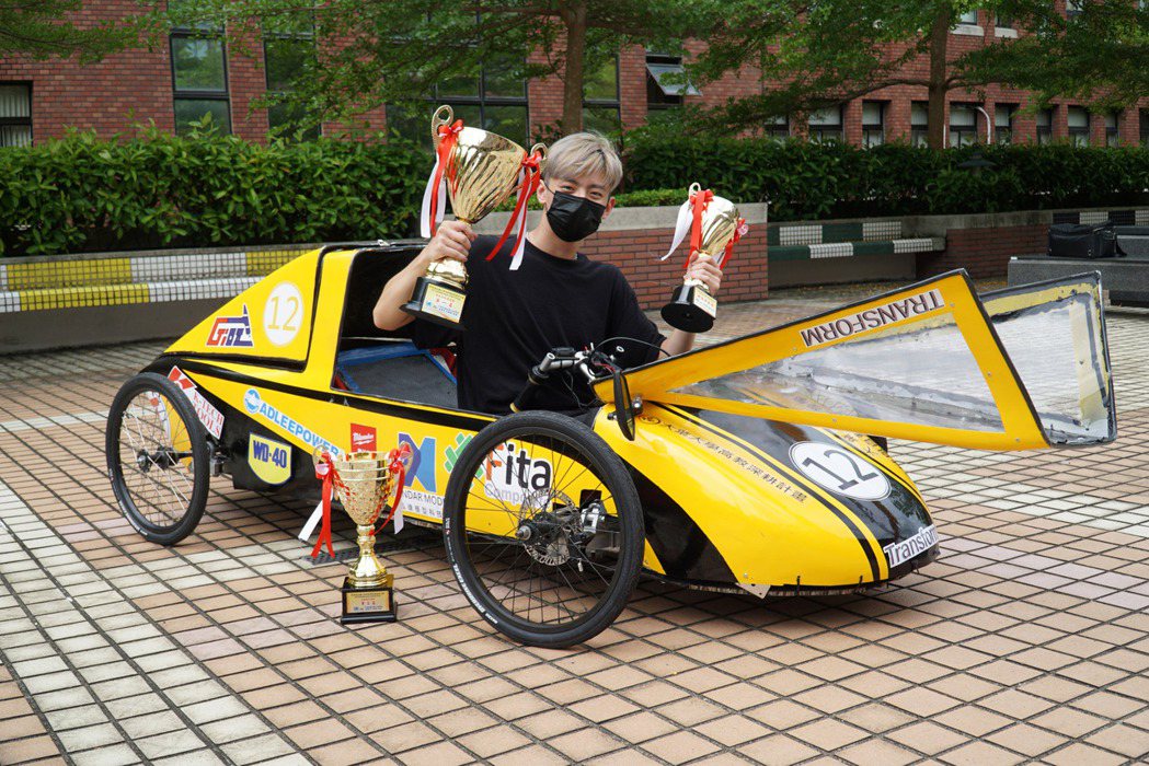 大葉大學Transform車隊的駕駛員羅冠翔分享冠軍喜悅。 校方/提供。