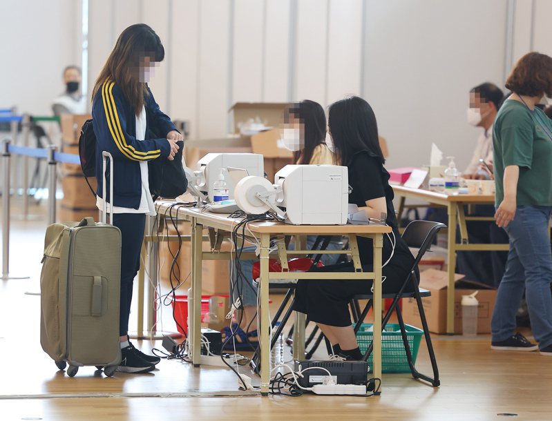 南韓今天起舉行為期兩天的第8屆地方議員與地方政府各級主管選舉及國會議員補選事前投票，首日投票率達10.18%。 歐新社